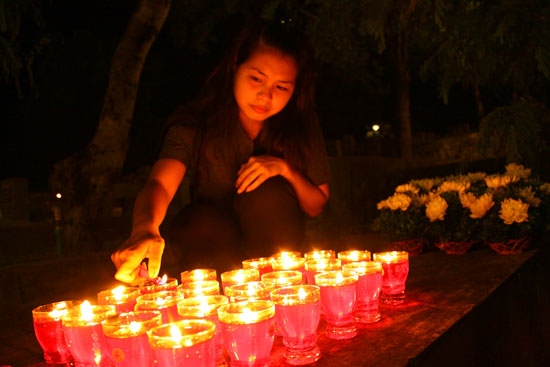 Đoàn viên thanh niên phường Hà Tu (TP Hạ Long) chuẩn bị cho Lễ thắp nến tri ân các anh hùng liệt sĩ