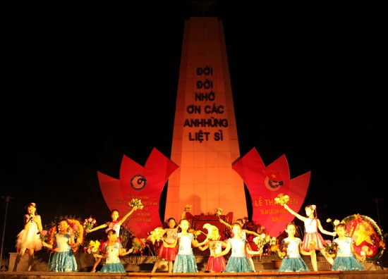 Các anh đã không tiếc máu đào để lớp lớp cháu con được hưởng cuộc sống ấm no hạnh phúc, được cất cao lời ca tiếng hát, được cắp sách tới trường