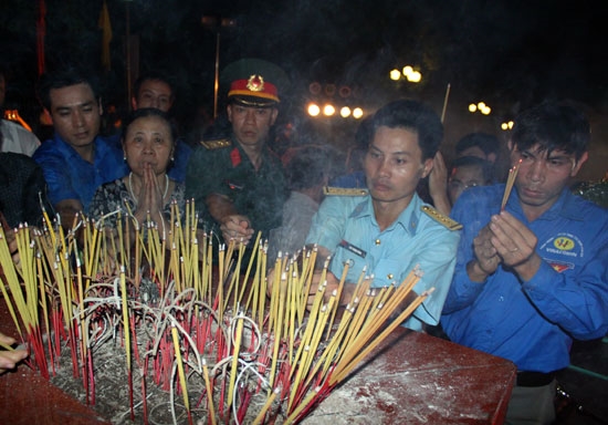 Dâng nén tâm nhang lên những người con ưu tú của dân tộc Việt Nam đã hiến trọn tuổi thanh xuân cho Tổ quốc