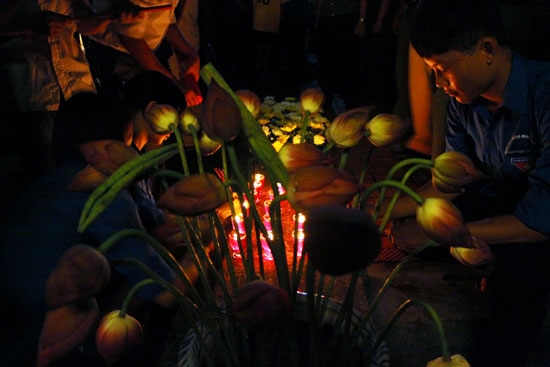 Kính dâng lên hương hồn các anh hùng liệt sĩ, ngoài nén hương thơm, ngọn nến hồng còn có những đóa sen