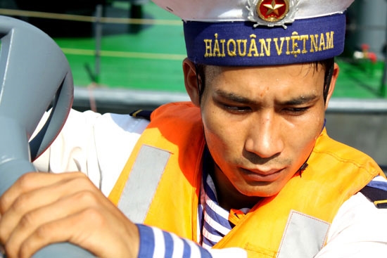 Mồ hôi lăn dài trên khuôn mặt chiến sĩ trẻ măng giữa trưa hè. Những ngày khổ luyện giúp cán bộ, chiến sĩ Lữ đoàn 170 Hải quân không ngừng nâng cao khả năng SSCĐ