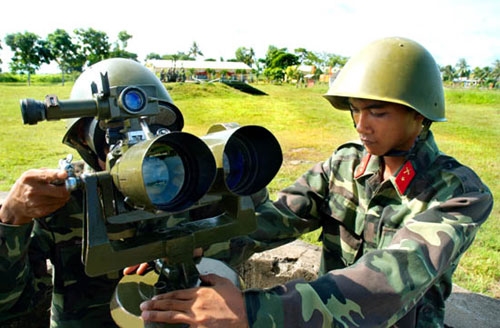 Thực hành sục sạo mục tiêu bằng kính chỉ huy tại đại đội 573, tiểu đoàn 145