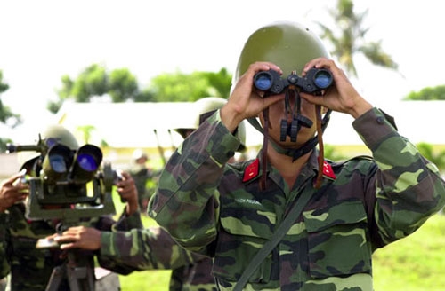 Kết hợp ống nhòm và máy chỉ huy trong quan sát sục sạo phát hiện mục tiêu