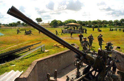 Các khẩu đội nhanh chóng về vị trí chiến đấu sau khi báo động, chuyển trạng thái SSCĐ