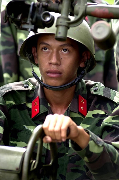 Binh nhì, pháo thủ số 1 Trần Đức Huy bám sát mục tiêu trên bệ pháo