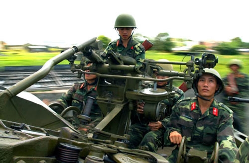 Khẩu đội pháo 57 mm, đại đội 513, tiểu đoàn 11, thực hành sục sạo bắt mục tiêu