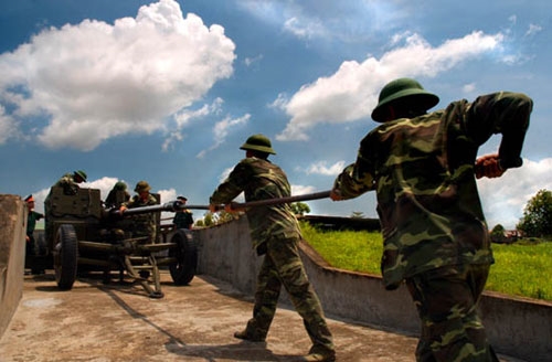 Bảo quản khí tài sau giờ huấn luyện tại đại đội 513