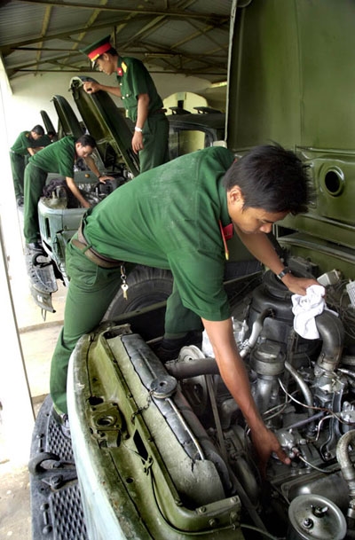 Kiểm tra, bảo dưỡng xe kéo pháo, đảm bảo sẵn sàng cơ động nhận nhiệm vụ