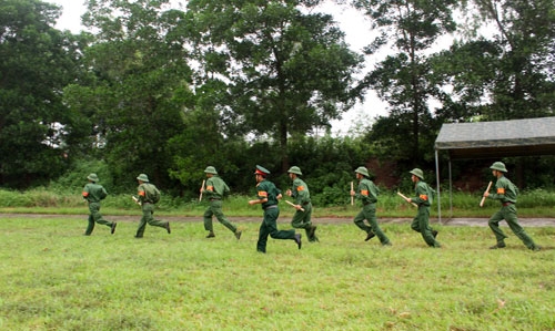 ...cũng là lúc tổ phục vụ của Trung tâm huấn luyện Miếu Môn cơ động về tuyến cắm bia, làm công tác chuẩn bị bia