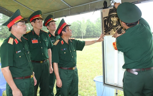 Trung tướng Đỗ Bá Tỵ kiểm tra kết quả bắn súng K54