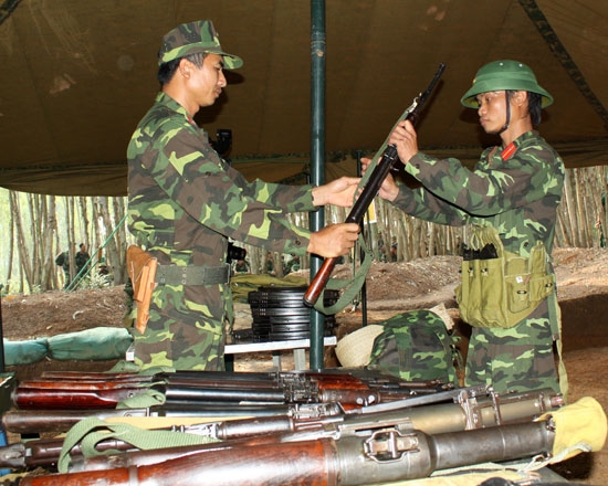 Cấp phát vũ khí trang bị cho quân nhân dự bị tại trạm tiếp nhận của Trung đoàn 9, Sư đoàn 304, Quân đoàn 2