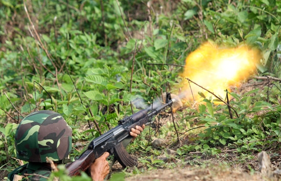 và tiểu liên AK lần lượt tiêu diệt các mục tiêu tại các khu vực phòng ngự của địch