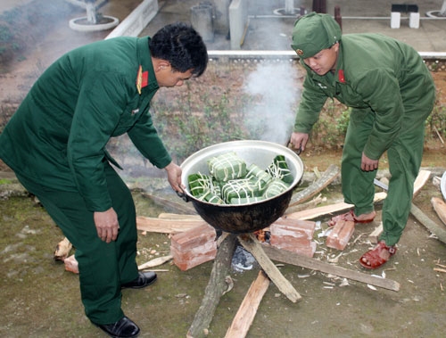Nỗi nhớ nhà dần nguôi ngoai, tình cảm cán-binh ngày càng thắt chặt bên nồi bánh chưng ngày Tết