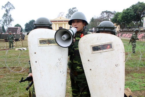 Vui xuân mới không quên nhiệm vụ! Các tình huống vẫn được đặt ra và luyện tập xử lý thường xuyên. Trong ảnh: Đại đội 1, Tiểu đoàn bộ binh vật cản 93 luyện tập xử lý tình huống A2