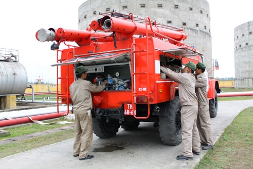 Công tác phòng chống cháy nổ, bảo đảm an toàn đơn vị, kho xưởng trong dịp Tết nguyên đán Nhâm Thìn 2012 cũng được các đơn vị đặc biệt chú trọng. Trong ảnh: Nhân viên cứu hỏa của Công ty xăng dầu khu vực 1, Tổng công ty xăng dầu quân đội, kiểm tra phương tiện làm nhiệm vụ trực Tết.