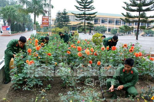 Chiến sĩ Trung đoàn 209 (Sư đoàn 312, Quân đoàn 1) chăm sóc vườn hoa của đơn vị
