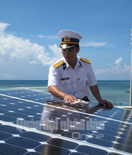 Được đầu tư hệ thống sản xuất năng lượng sạch, cán bộ, chiến sĩ trên quần đảo Trường Sa (Khánh Hòa) luôn tích cực bảo dưỡng, vừa để duy trì hệ thống này hoạt động tốt, nhằm cung cấp ổn định nguồn điện, vừa góp phần bảo vệ môi trường.