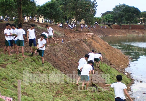 Cùng với thực hiện tốt nhiệm vụ học tập và rèn luyện, học viên Học viện Phòng không-Không quân còn tích cực lao động, cải tạo môi trường, góp phần xây dựng Học viện ngày càng chính quy, xanh-sạch-đẹp