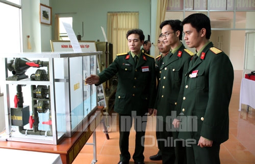 Bảo vệ môi trường tại các khu vực huấn luyện được bộ đội phòng hóa hết sức coi trọng. Do vậy, nhiều sáng kiến đã được các đơn vị, nhà trường của Binh chủng Hóa học triển khai thành công. Trong ảnh: Mô hình phòng học chuyên dùng đa năng. Nhiều bài tập huấn luyện sẽ được thực hiện trong phòng học chuyên dùng, làm giảm tối đa ảnh hưởng của hóa chất đối với môi trường