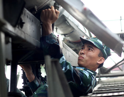 Bộ đội Tên lửa huấn luyện tháo, nạp đạn