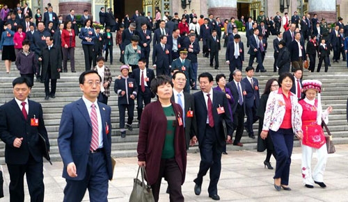 Các đại biểu Đại hội 18 sau phiên họp trù bị diễn ra tại Đại lễ đường nhân dân Bắc Kinh. Tổng cộng có tất cả 2.268 đại biểu đại diện cho hơn 82 triệu đảng viên cộng sản Trung Quốc tham dự Đại hội 18 Đảng cộng sản Trung Quốc.