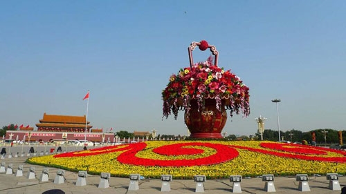 Lẵng hoa khổng lồ trên Quảng trường Thiên An Môn chào mừng Đại hội 18.