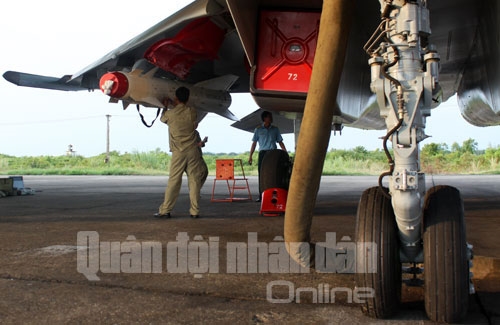 Nhân viên kỹ thuật chuyên ngành vũ khí hàng không thực hiện nhiệm vụ trong ban bay kiểm tra kết quả bắn ném của máy bay SU-30