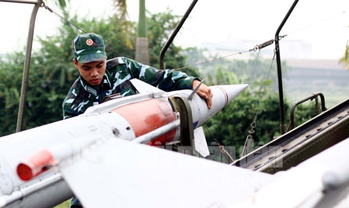 40 năm trước, với tên lửa SAM-2, các chiến sĩ tên lửa đã quật cổ 29 siêu pháo đài bay B-52. Phát huy truyền thống đó, lớp chiến sĩ tên lửa hôm nay, với vũ khí hiện đại hơn, tiếp tục tích cực tổ chức huấn luyện nhằm làm chủ vũ khí, trang bị kỹ thuật...