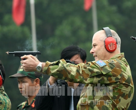 Đại tá Mát-thêu Đắt-ly, Tùy viên quốc phòng Australia, Phó trưởng Đoàn tùy viên quân sự, quốc phòng các nước tại Việt Nam tập trung cao độ cho bài bắn K54