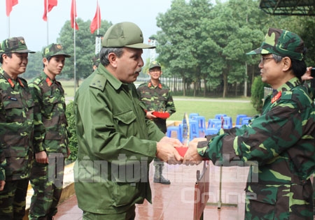 Trao thưởng cho các thành viên của Đội thi số 5, đạt giải nhất