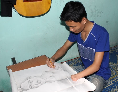 ...là em Lê Văn Hồng, 19 tuổi, bị tai nạn do bom, mìn, vật nổ tháng 11-2005, cụt tay trái, song vẫn thi đỗ vào trường Trung cấp Văn hóa Nghệ thuật tỉnh Thừa Thiên-Huế và có học lực luôn đứng ở