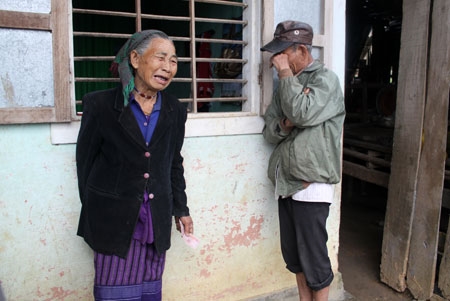 Khi kể về người con trai bị chết đúng 29 Tết năm 2009, do cuốc phải đạn cối trong khi làm rẫy, ông Hồ Văn Mờng (74 tuổi) và bà Hồ Thị Trầm (78 tuổi), ở khóm 1, thị trấn Krông Klang (huyện Dakrong, Quảng Trị) lại khóc nấc. Con trai ông bà tử nạn, để lại vợ cùng 5 con và cha mẹ già, trong khi gia đình thuộc diện hộ nghèo.