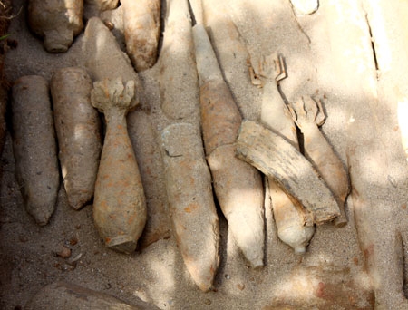 Hiện có khoảng 800.000 tấn bom, mìn, vật nổ đang nằm rải rác trên khắp lãnh thổ nước ta sau chiến tranh. Trong ảnh: Khu vực tập kết bom, mìn, vật nổ được bộ đội Công binh triển khai tại xã Hương Hóa (huyện Nam Đông, tỉnh Thừa Thiên-Huế)