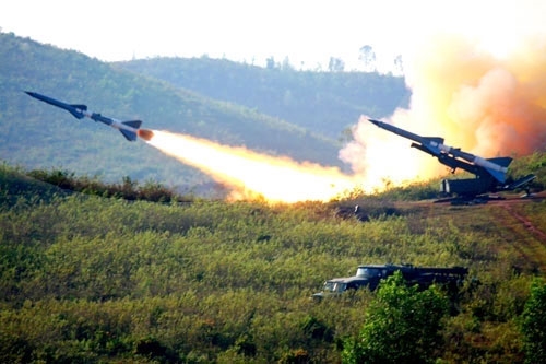 Đúng 8 giờ ngày 4-12, cuộc diễn tập bắn đạn thật năm 2011 của Quân chủng PK-KQ bắt đầu. Tên lửa C-75M rời bệ phóng, hướng về phía mục tiêu