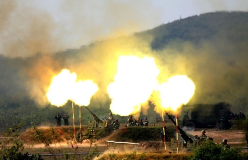 Cùng với tên lửa, các khẩu đội pháo cao xạ 57mm...