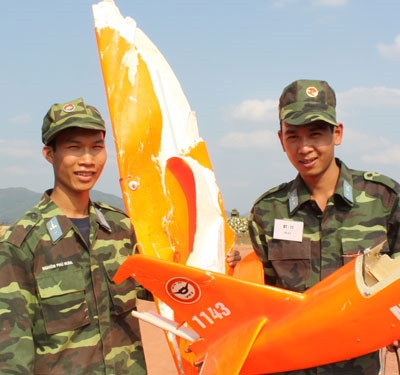 Niềm vui của các chiến sĩ trẻ bên mục tiêu bị tiêu diệt