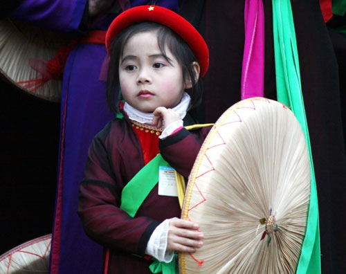Trẻ em miền quan họ thơ ngây song cũng không kém phần duyên dáng trong trang phục truyền thống của người chơi quan họ