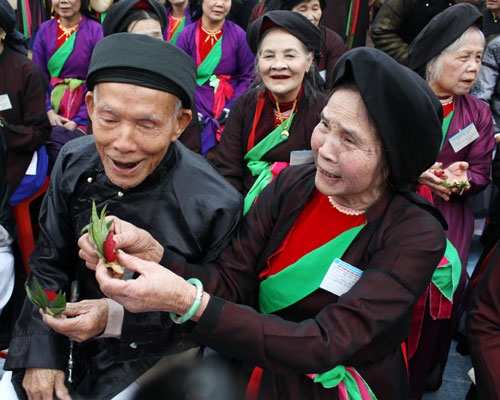 ... ăn vào cho đỏ môi mình môi ta