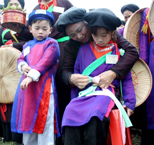 Cũng vì trang phục luôn làm nên nét riêng đặc sắc của dân ca quan họ, nên người quan họ luôn trau chuốt cho trang phục của mình.