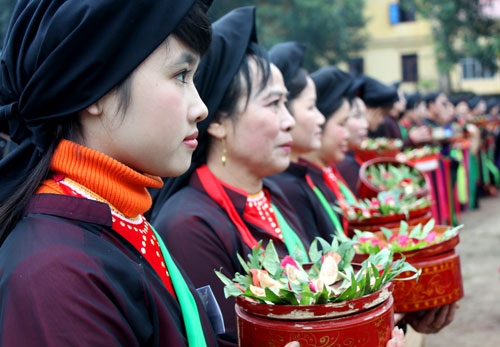 Các liền chị duyên dáng với áo tứ thân, khăn mỏ quạ