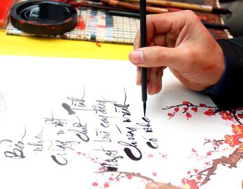 ...hoặc hòa mình vào những hoạt động mang đậm nét văn hóa dân gian như xin chữ đầu xuân...