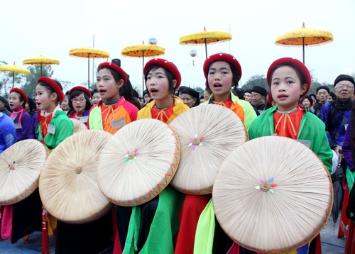 Thiếu nhi đến từ các câu lạc bộ, hát quan họ trong lễ xác lập kỷ lục quốc gia “Nhiều người mặc trang phục quan họ và cùng hát dân ca quan họ Bắc Ninh