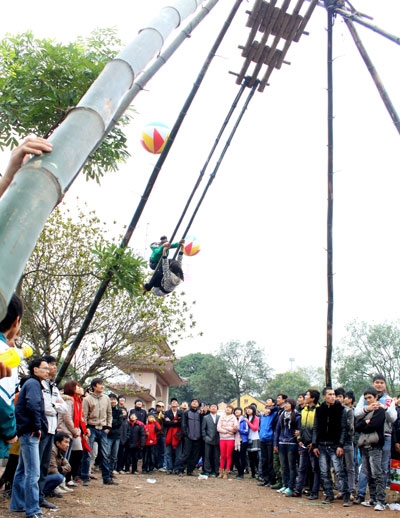 Đến Hội Lim, không chỉ được nghe hát quan họ, du khách có thể tham gia trò chơi dân gian như đánh đu...