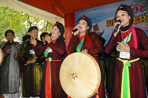 Liền anh liền chị hát đối đáp giao duyên trong các chòi hát được dựng trên đồi Lim