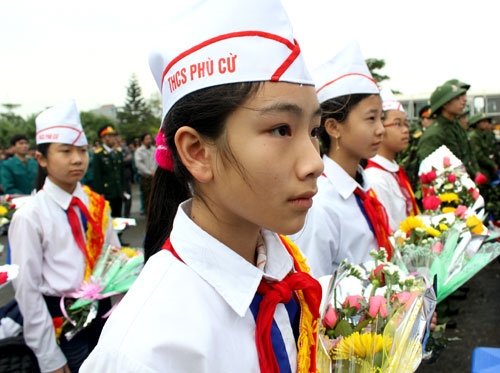 Các cháu thiếu nhi của huyện Phù Cừ, Hưng Yên, đến tặng hoa và tiễn các tân binh về đơn vị mới