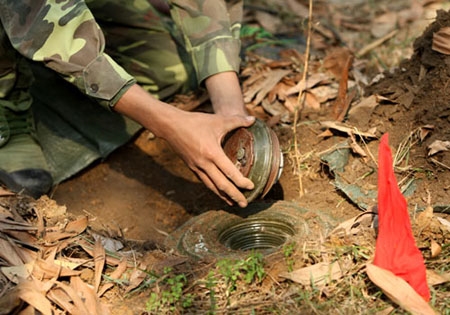 Đóng chốt an toàn và tiến hành tháo ngòi nổ để vô hiệu hoá quả mìn. Đây là khâu phải thực hiện hết sức tỉ mỉ, chính xác tuyệt đối nếu không rất dễ kích nổ mìn, gây sát thương.