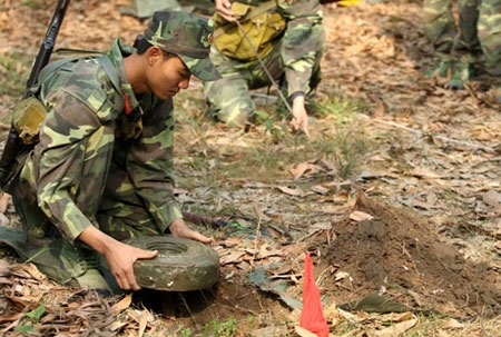 Vô hiệu hoá quả mìn sau khi đưa ngòi nổ về vị trí an toàn.