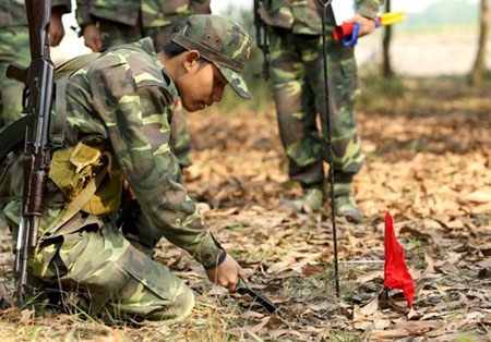 Xâm thuốn kiểm tra vật cản ở điểm nghi có mìn.