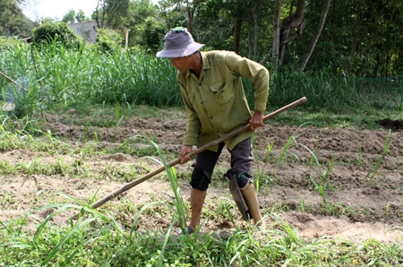 Trong số 4000 người bị thương vong hàng năm do bom mìn, phần lớn là người lao động chính trong gia đình. Bởi thế cuộc sống của gia đình họ ngày càng khó khăn (Trong ảnh: Nạn nhân của bom mìn, vật nổ - ông Nguyễn Tài, xã Tịnh Phong, huyện Sơn Tịnh, tỉnh Quảng Ngãi)