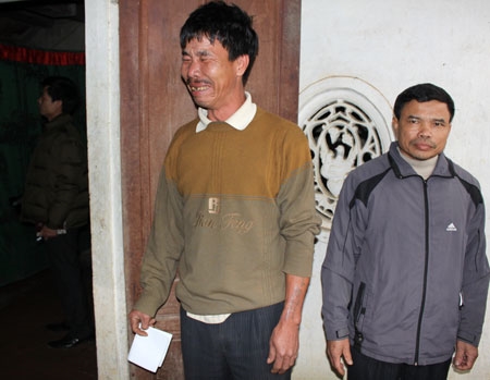 Nỗi đau của người ở lại! (Trong ảnh: anh Đinh Văn Thống, thôn Thượng Ích, xã Đức Lâm, huyện Đức Thọ, tỉnh Hà Tĩnh lại khóc nấc khi kể về vụ tai nạn bom bi khiến con anh-cháu Đinh Văn Hoàng tử vong. Vụ nổ cũng khiến anh bị thương tay trái, hiện chưa thể cầm nắm được)